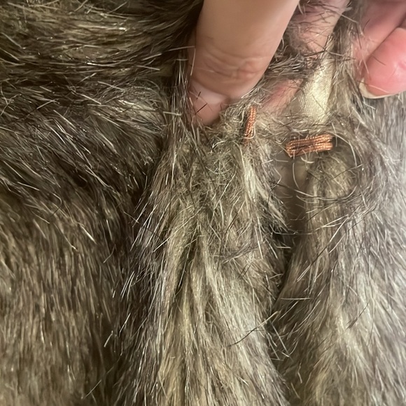 Faux fur vest w/pockets (belt not included) - Picture 6 of 11